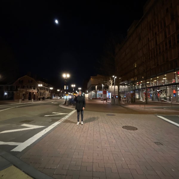 Foto diambil di Harvard Square oleh Ze pada 12/27/2020
