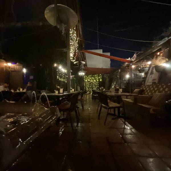 7/19/2021 tarihinde Zeziyaretçi tarafından Liwan Restaurant &amp; Hookah Lounge'de çekilen fotoğraf