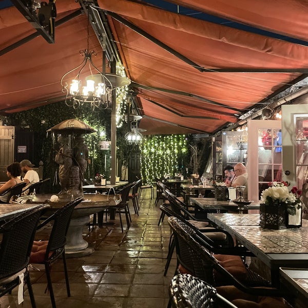 Снимок сделан в Liwan Restaurant &amp; Hookah Lounge пользователем Ze 7/18/2021