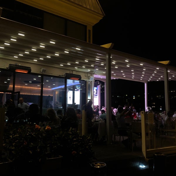 Foto tirada no(a) Waterside Restaurant &amp; Catering por Ze em 9/6/2020