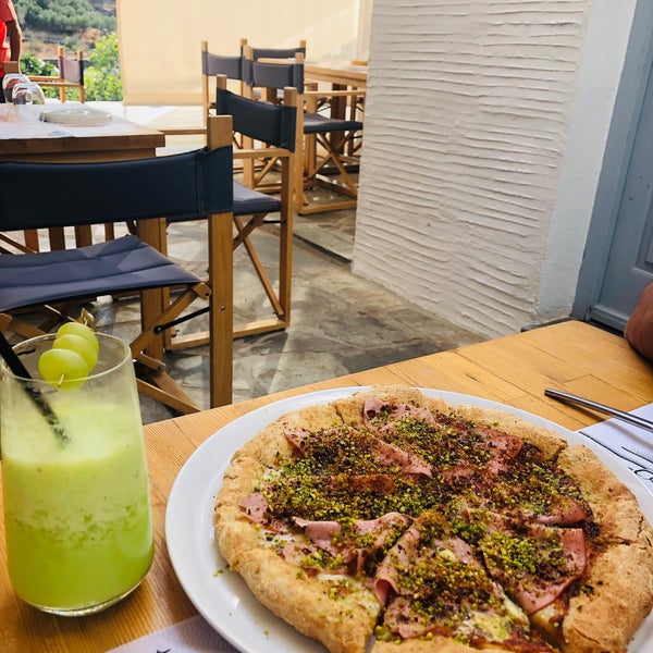 Hands down one of the best pasta places in Tinos!Must try the pizza rolls and the pizza with pistachio. Pasta is accompagnied with cocktails!!