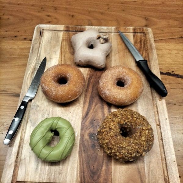 Foto diambil di Shortstop Coffee &amp; Donuts oleh Celeste pada 12/13/2023