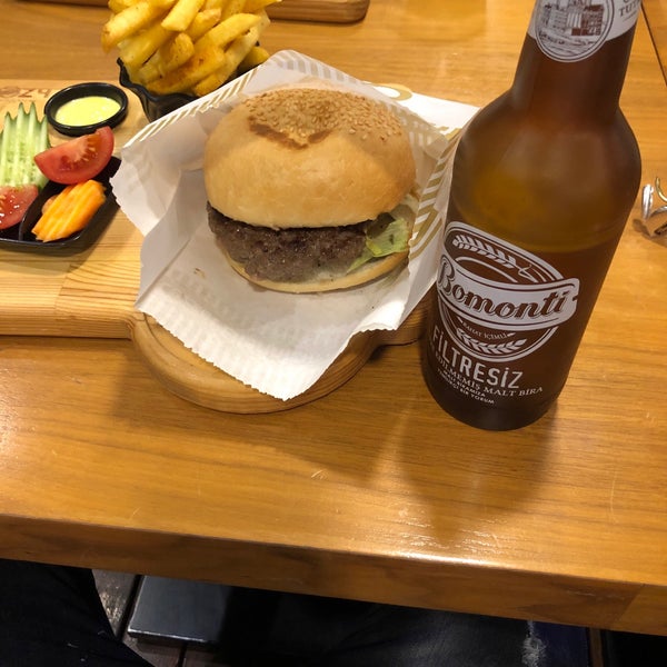 Foto tirada no(a) Cozy Burger &amp; Steak por Kursad Y. em 3/1/2019