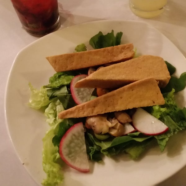 Un lugar pretencioso, con un buen concepto pero con un terrible servicio y una pésima comida ensalada sin vinagreta, champiñones de tarro, la salsa de la casa sabe a salsa de tomate barata.