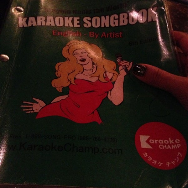 1/23/2013 tarihinde Naomi W.ziyaretçi tarafından Karaoke Cave'de çekilen fotoğraf