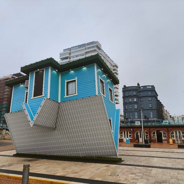 Foto tirada no(a) Upside Down House Brighton por Alexandru P. em 11/27/2022