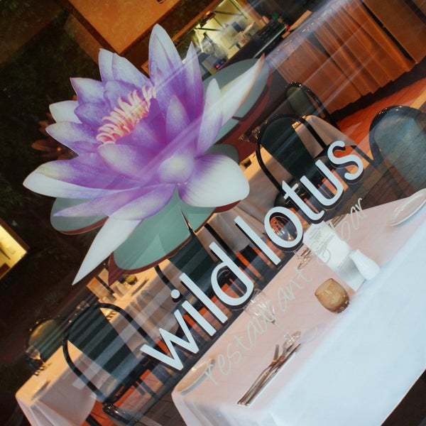 11/15/2013 tarihinde Wild Lotus Restaurant &amp; Barziyaretçi tarafından Wild Lotus Restaurant &amp; Bar'de çekilen fotoğraf