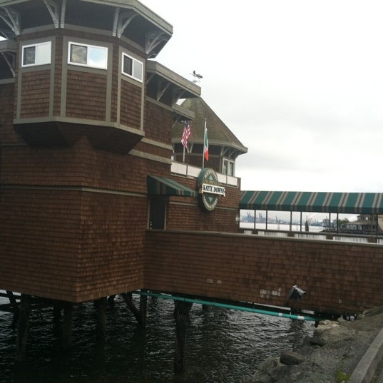 Foto tomada en Katie Downs Waterfront Tavern  por Meliss &amp; Woody J. el 11/15/2012