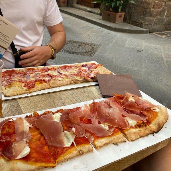 Excellent pizza in Florence! 🤩