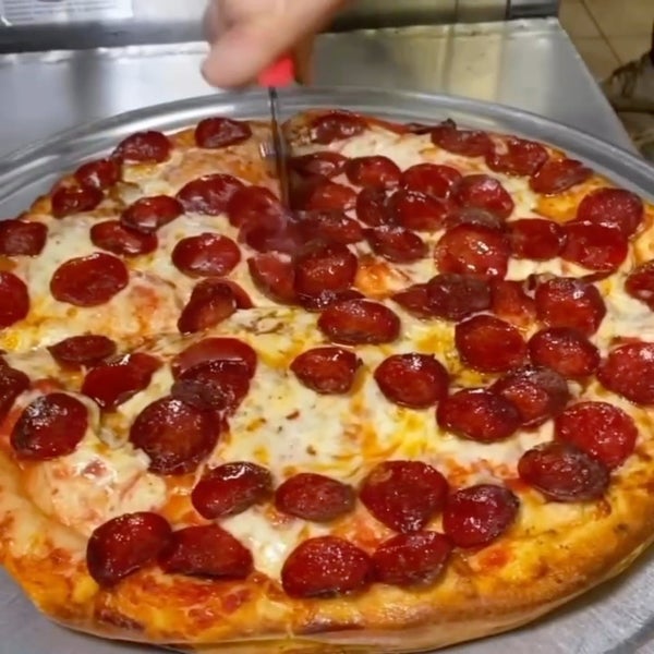 รูปภาพถ่ายที่ East Village Pizza โดย Frank K. เมื่อ 2/11/2023
