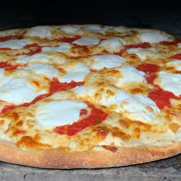 รูปภาพถ่ายที่ East Village Pizza โดย Frank K. เมื่อ 2/11/2023