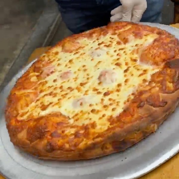 Das Foto wurde bei East Village Pizza von Frank K. am 2/11/2023 aufgenommen