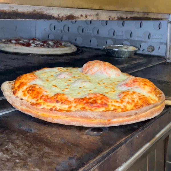 Foto tomada en East Village Pizza  por Frank K. el 2/11/2023