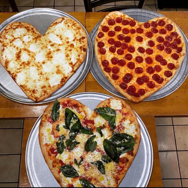 2/11/2023 tarihinde Frank K.ziyaretçi tarafından East Village Pizza'de çekilen fotoğraf