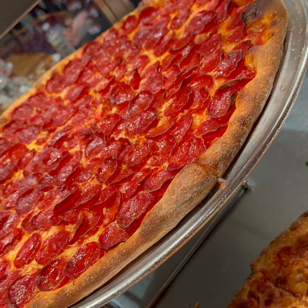 Foto tirada no(a) East Village Pizza por Frank K. em 2/11/2023