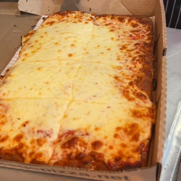 2/11/2023 tarihinde Frank K.ziyaretçi tarafından East Village Pizza'de çekilen fotoğraf