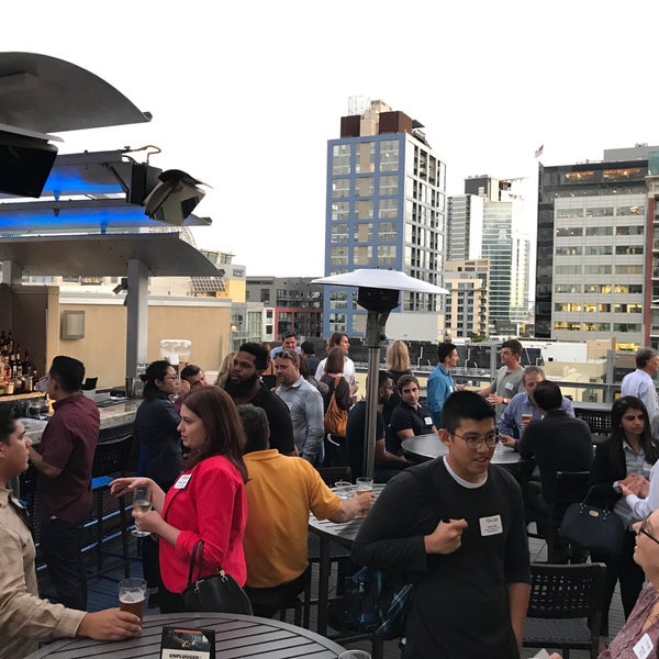 Foto diambil di Level 9 Rooftop Bar &amp; Lounge oleh Phelan R. pada 9/15/2017