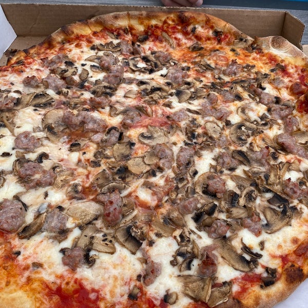 Foto diambil di Joe&#39;s Pizza oleh kevin i. pada 8/30/2021