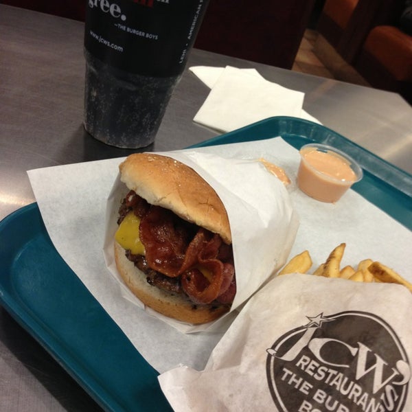 8/15/2013 tarihinde Joe A.ziyaretçi tarafından JCW&#39;s The Burger Boys'de çekilen fotoğraf