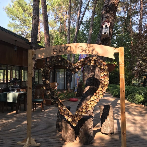 Das Foto wurde bei Saklı Göl Restaurant &amp; Nature Club von Sevda T. am 8/1/2019 aufgenommen