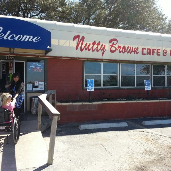 Foto tomada en Nutty Brown Cafe  por Matt W. el 2/17/2013