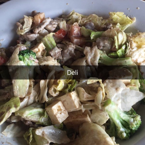 Foto diambil di The Sushi &amp; Salads, Co oleh Ameyalli G. pada 10/3/2015