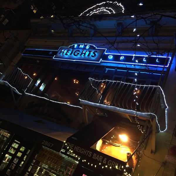 Foto tomada en The Heights Bar &amp; Grill  por evelyn g. el 4/4/2015