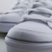 Para limpiar y blanquear la goma de los zapatos deportivos, frote un poco de pasta dental con un cepillo viejo o utilice un paño empapado con concentrado de benceno (Benzol).