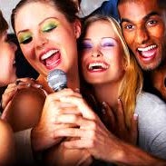 ¿Buscas entretenimiento? Una tarde de karaoke en compañía de amigos y seres queridos es ideal para pasarla bien y sacar los talentos ocultos. Para otro Tips ingresa a www.estampas.com