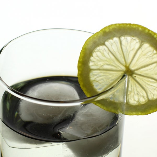 Ahora que comienza el calor, convide a sus invitados un vaso de agua fresca aromatizada con conchas de naranja o limón. Para más tips, ingresa a www.estampas.com
