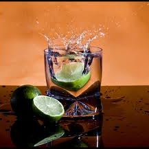 Tip del día: Para controlar por más tiempo el consumo de licor y evitar la resaca al día siguiente es recomendable beber un vaso de agua con una concha de limón entre un trago y otro.