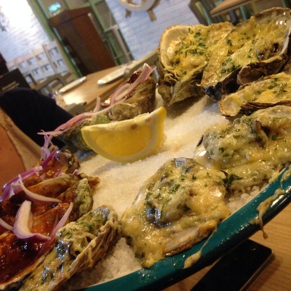 2/25/2016에 Annie M.님이 Oysters &amp; Cõ에서 찍은 사진