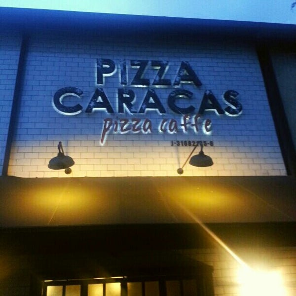 Foto tirada no(a) Pizza Caracas. Pizza-Caffe por Sarah B. em 3/13/2013