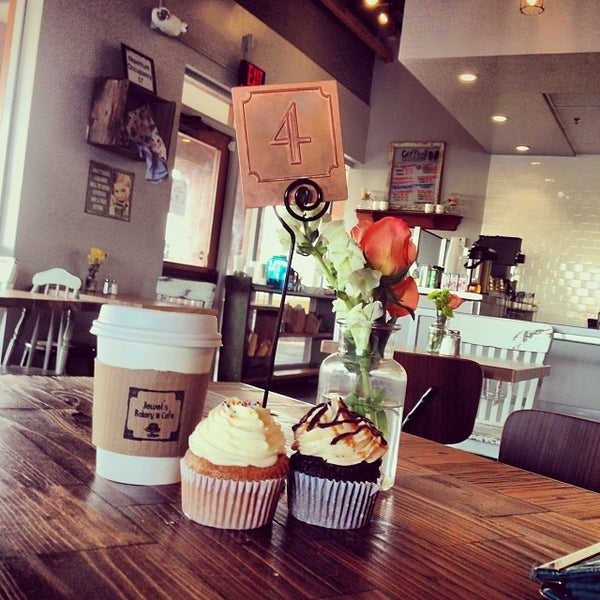 1/30/2014에 MoniQue님이 Jewel&#39;s Bakery &amp; Cafe에서 찍은 사진