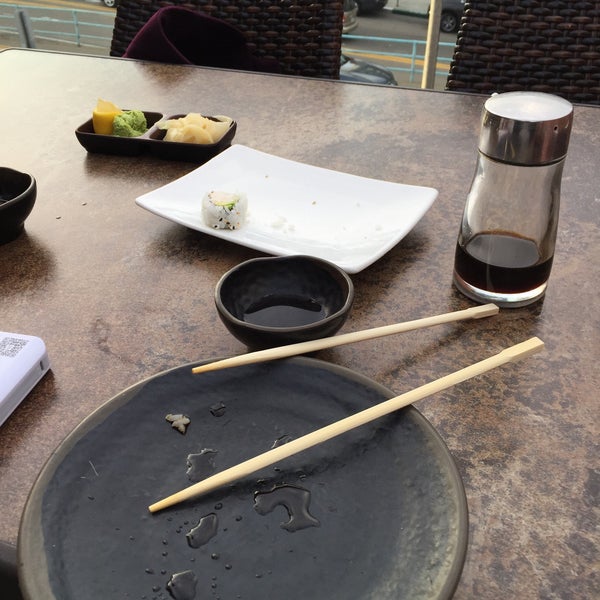Foto scattata a Sushi On The Rock da Hasan A. il 1/5/2015