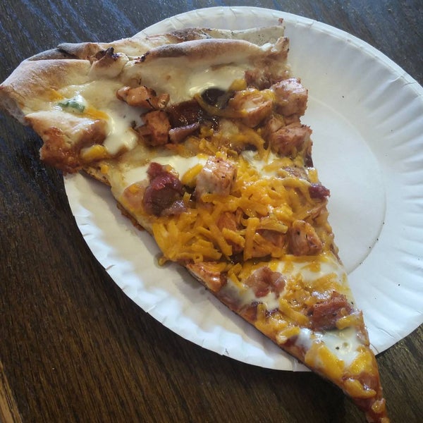 Foto diambil di Dimo&#39;s Pizza oleh Brett W. pada 8/2/2015