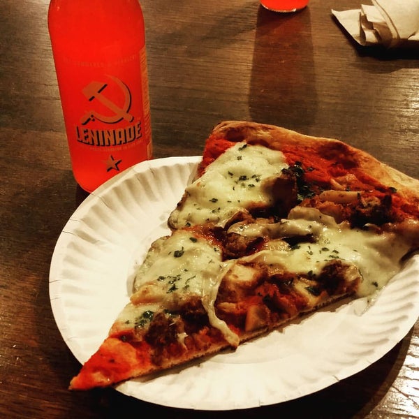 Foto scattata a Dimo&#39;s Pizza da Brett W. il 3/5/2016