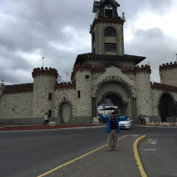 Foto diambil di Puerta de la Ciudad oleh Ernesto K. pada 1/3/2015