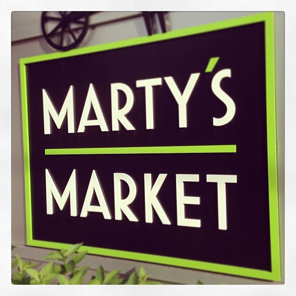 Foto tirada no(a) Marty&#39;s Market por @The Food Tasters em 7/3/2013