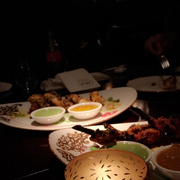 Снимок сделан в Asha&#39;s Contemporary Indian Cuisine пользователем Hamad .. 4/22/2019