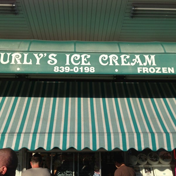 รูปภาพถ่ายที่ Curly&#39;s Ice Cream &amp; Frozen Yogurt โดย Anthony S. เมื่อ 8/4/2013