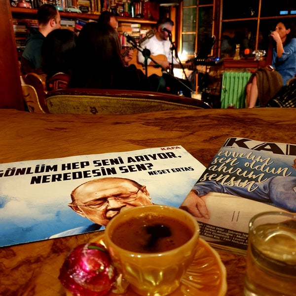Das Foto wurde bei Müzelik Cafe Çengelköy von Gül B. am 10/5/2019 aufgenommen