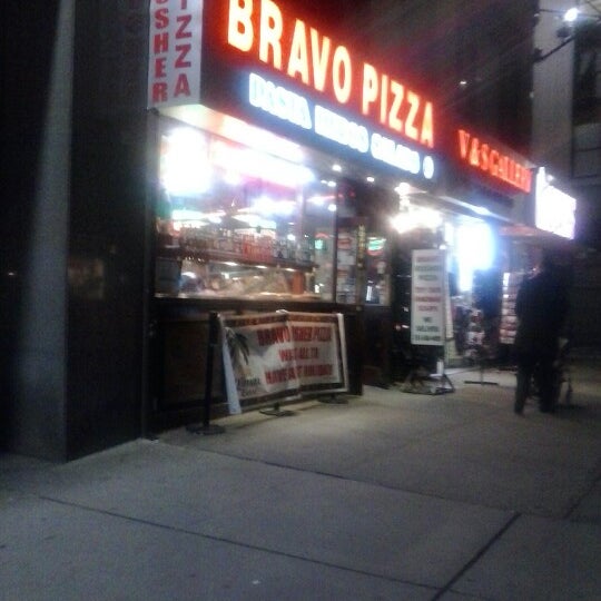 Снимок сделан в Bravo Pizza пользователем the hood c. 1/17/2013