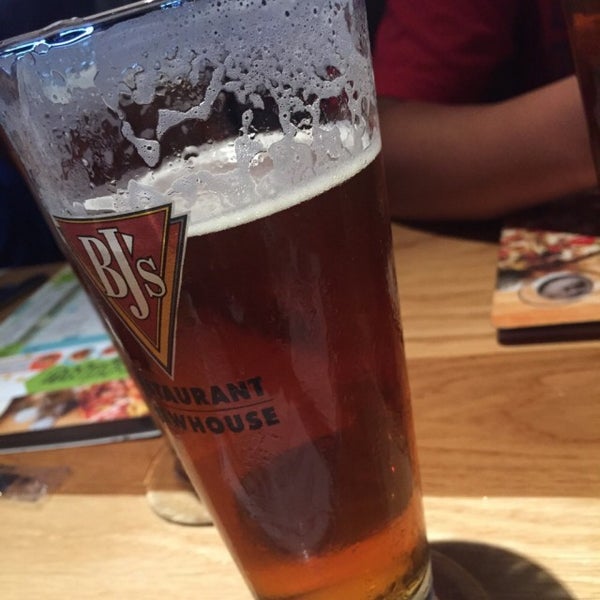 Photo taken at BJ&#39;s Restaurant &amp; Brewhouse by Teo R. on 9/4/2015