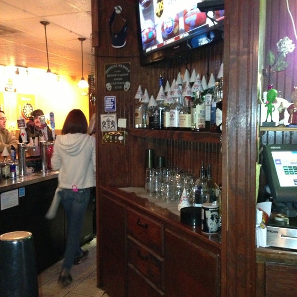 2/24/2013 tarihinde Sean S.ziyaretçi tarafından Three Sheets Bar'de çekilen fotoğraf