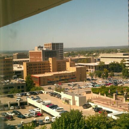 รูปภาพถ่ายที่ Holiday Inn Tulsa City Center โดย AndrewLasVegas เมื่อ 9/28/2011