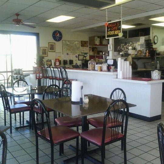 Foto diambil di Knolla&#39;s Pizza Café oleh Christopher S. pada 1/23/2012