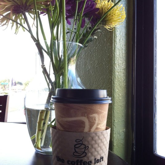 รูปภาพถ่ายที่ The Coffee Loft โดย Esther L. เมื่อ 4/22/2012