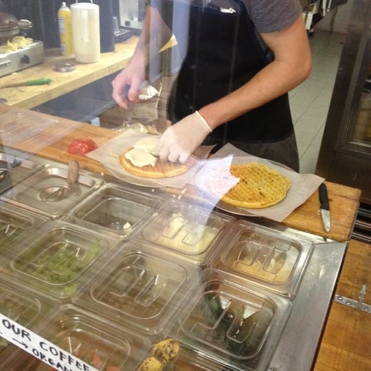 12/15/2011 tarihinde Tomoaki S.ziyaretçi tarafından Waffle &amp; Wolf'de çekilen fotoğraf