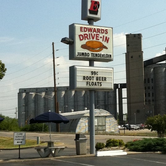 รูปภาพถ่ายที่ Edwards Drive-In Restaurant โดย April H. เมื่อ 7/22/2011
